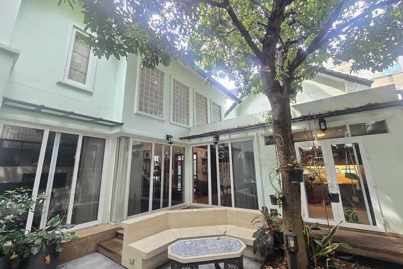 ขายที่ดินพร้อมบ้าน 2 หลัง ในย่านพร้อมพงษ์, กรุงเทพ, Sukhumvit 22, คลองเตย, คลองเตย, กรุงเทพ, 268 ตร.ม., บ้านเดี่ยว ขาย, โดย Ailada Ngamsri, 500479169 - DDproperty.com