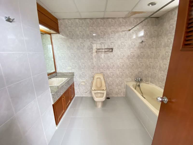 Sriratana Mansion 2, Bangkok, 59 Soi Sukhumvit 23, Khlongtoei Nua, Watthana, Bangkok, 3 Bedrooms, 240 sqm, Apartment For Rent, by Khlueanphon Nukulsirisak, 500479247 - DDproperty.com