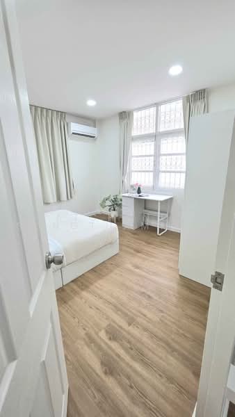 undefined, Bangkok, Samsen Nok, Huai Khwang, Bangkok, 4 Bedrooms, 325 sqm, Single Detached House For Rent, by Ratchanon Songthammakul, 500479357 - DDproperty.com
