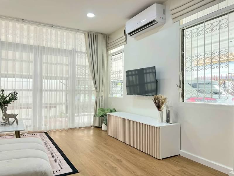undefined, Bangkok, Samsen Nok, Huai Khwang, Bangkok, 4 Bedrooms, 325 sqm, Single Detached House For Rent, by Ratchanon Songthammakul, 500479357 - DDproperty.com