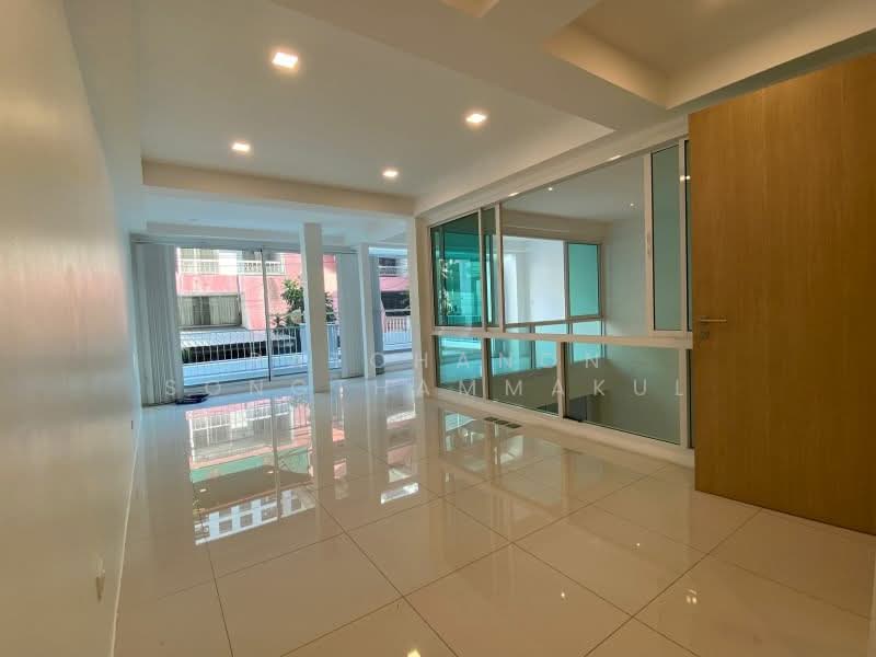 3-BR Townhouse, Bangkok, Khlongtoei Nua, Watthana, Bangkok, 3 Bedrooms, 350 sqm, Townhouse For Rent, by Ratchanon Songthammakul, 500479365 - DDproperty.com