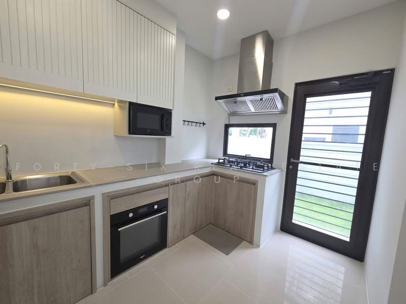 Aerie Srinakarin-Krungthepkreetha, Bangkok, Srinakarin - Romklao Road, Khlong Song Ton Nun, Lat Krabang, Bangkok, 5 Bedrooms, 390 sqm, Single Detached House For Rent, by Forty-Six Real Estate Group, 500479631 - DDproperty.com