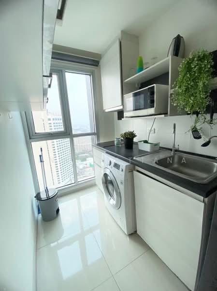 Life Ratchadapisek, Bangkok, 279 Ratchadapisaek Road, Huai Khwang, Bangkok, 2 Bedrooms, 55 sqm, Condo For Rent, by Vinai Wattana, 500479839 - DDproperty.com