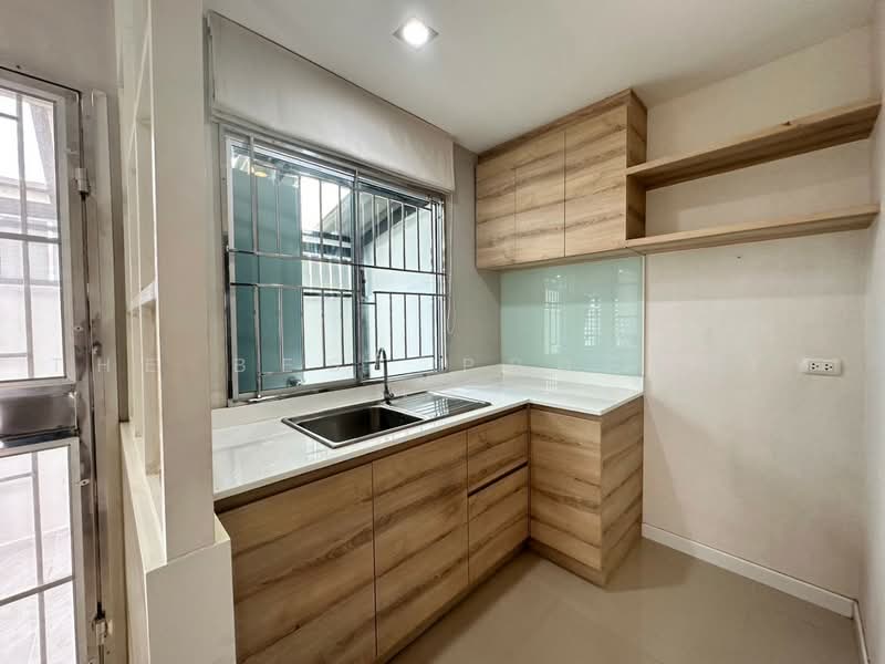 Baan Pruksa 86/2 Ladkrabang-Suvarnabhumi, Samut Prakan, Soi Ladkrabang 54, Ladkrabang Road, Srisa Chorakhe Noi, Bang Sao Thong, Samut Prakan, 3 Bedrooms, 100 sqm, Townhouse For Sale, by The Best Property เอ๋, 500480193 - DDproperty.com