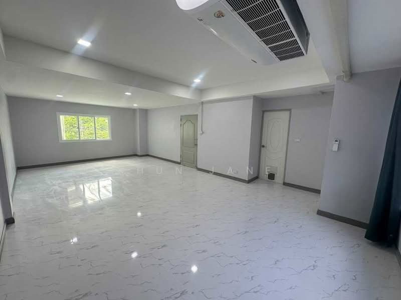 Home Office for Rent in Sinthanee Ratchada–Ladpra, Bangkok, ซอย หมู่บ้านสินธานีรัชดาลาดพร้าว 80, Wang Thonglang, Bangkok, , 320 sqm, Shophouse For Rent, by Khun Jane, 500480548 - DDproperty.com