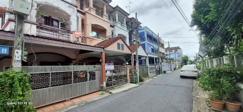 ทาวน์โฮม 3 ชั้น 18.4 ตร.ว. ใกล้ห้างเซ็นทรัลลาดพร้าว ซอยลาดพร้าว47 (สะพาน2), กรุงเทพ, ถนนลาดพร้าว, สะพานสอง, วังทองหลาง, กรุงเทพ, 130 ตร.ม., ทาวน์เฮ้าส์ ขาย, โดย คุณ วรรณรัช บุญสวัสดิ์ (วิน), 500480646 - DDproperty.com