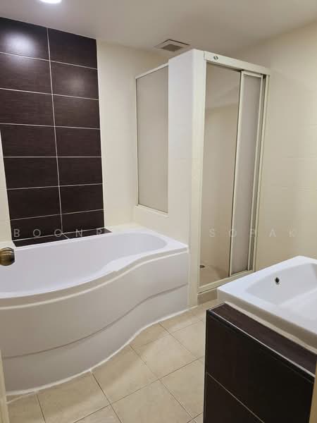 Lumpini Suite Ratchada-Rama 3, Bangkok, Soi Naradhiwat Rajanagarindra 30, Chong Nonsi, Yan Nawa, Bangkok, 3 Bedrooms, 85 sqm, Condo For Rent, by Boonraksa Sopak, 500480757 - DDproperty.com