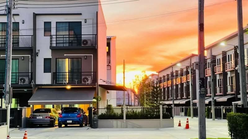 Baan Klang Muang Srinakarin – Onnut, Bangkok, 174 Soi On Nut 70/1, Prawet, Bangkok, 3 Bedrooms, 141 sqm, Townhouse For Rent, by Narinthira Roengrit, 500481385 - DDproperty.com