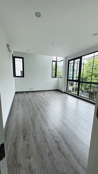 Baan Klang Muang Ratchada-Ladprao, Bangkok, Soi Ban Klang Mueang Yaek Ratchada-Lat Phrao 2, Chan Kasem, Chatuchak, Bangkok, 4 Bedrooms, 234 sqm, Semi-Detached House (Twin House) For Sale, by มาสสิณี ธนธัญนพรัตน์, 500481405 - DDproperty.com