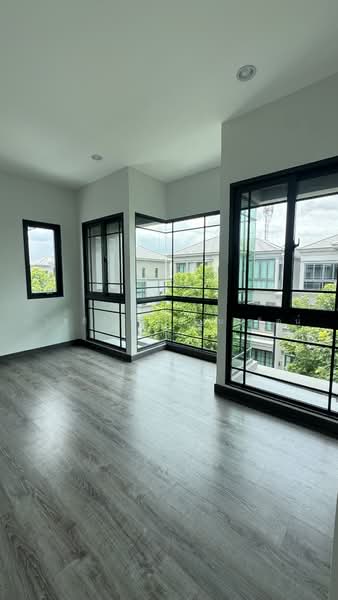 Baan Klang Muang Ratchada-Ladprao, Bangkok, Soi Ban Klang Mueang Yaek Ratchada-Lat Phrao 2, Chan Kasem, Chatuchak, Bangkok, 4 Bedrooms, 234 sqm, Semi-Detached House (Twin House) For Sale, by มาสสิณี ธนธัญนพรัตน์, 500481405 - DDproperty.com