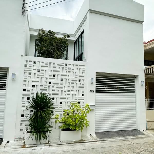 4-BR Townhouse, Bangkok, Phra Kanong Nua, Watthana, Bangkok, 4 Bedrooms, 250 sqm, Townhouse For Sale, by Nicha Na Lampang, 500482058 - DDproperty.com