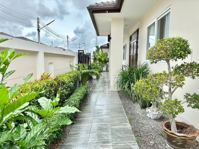 6-BR House, Chon Buri (Pattaya), Huai Yai, Bang Lamung (Pattaya), Chon Buri (Pattaya), 6 Bedrooms, 300 sqm, Single Detached House For Sale, by Thitiporn Pawikham, 500482345 - DDproperty.com
