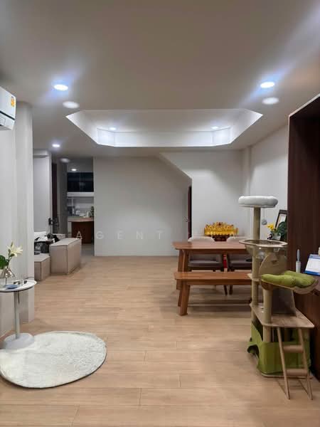 For Sale/Rent: House in Huai Khwang area, Yu Charoen Village, Soi Ratchada 18 (SPSAD4123), Bangkok, Samsen Nok, Huai Khwang, Bangkok, 3 Bedrooms, 180 sqm, Townhouse For Sale, by Agent Pla, 500482536 - DDproperty.com