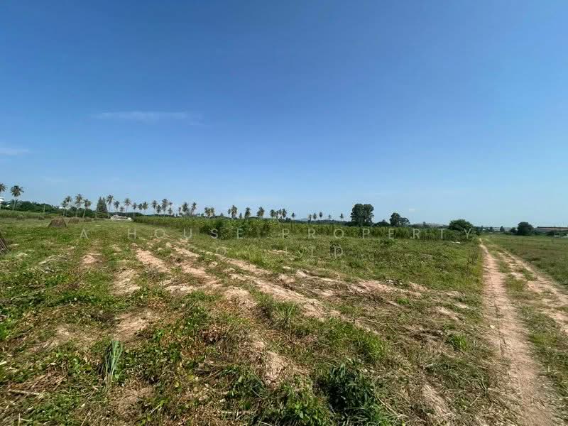 Large plot of land for sale in Bueng Subdistrict, Sriracha, Chon Buri (Pattaya), Bueng, Si Racha, Chon Buri (Pattaya), , 123,200 sqm, Land For Sale, by A House Property Co.,Ltd., 500482831 - DDproperty.com