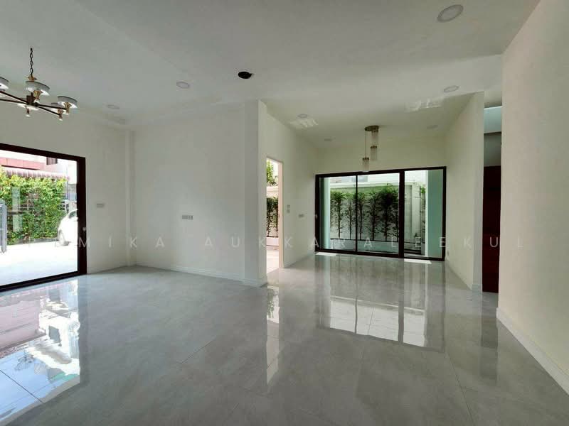 3-BR Townhouse, Bangkok, Bang Chak, Phra Khanong, Bangkok, 3 Bedrooms, 212 sqm, Townhouse For Sale, by Pemika Aukkaraleekul, 500482859 - DDproperty.com