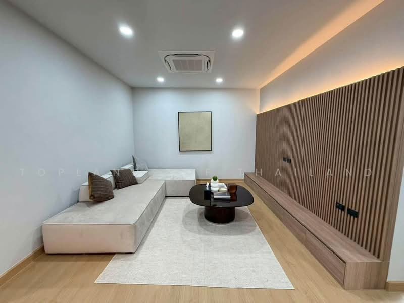 ขาย บ้านหรู ซอยมิสทีน 3 ชั้นมีลิฟต์ส่วนตัว เนื้อที่ 66.6 ตร.วา 460 ตร.ม. 4 ห้องนอน 5 ห้องน้ำ, Bangkok, เคหะร่มเกล้า, Khlong Song Ton Nun, Lat Krabang, Bangkok, 4 Bedrooms, 460 sqm, Single Detached House For Sale, by TopLands of Thailand, 500483184 - DDproperty.com