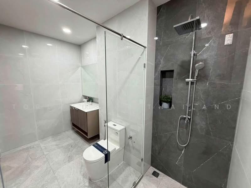 ขาย บ้านหรู ซอยมิสทีน 3 ชั้นมีลิฟต์ส่วนตัว เนื้อที่ 66.6 ตร.วา 460 ตร.ม. 4 ห้องนอน 5 ห้องน้ำ, Bangkok, เคหะร่มเกล้า, Khlong Song Ton Nun, Lat Krabang, Bangkok, 4 Bedrooms, 460 sqm, Single Detached House For Sale, by TopLands of Thailand, 500483184 - DDproperty.com