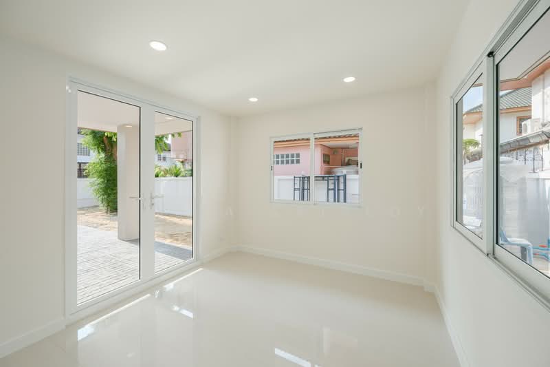 Renovated Detached House, Ramintra 34, Bangkok, 55/134 หมู่บ้านทองสถิตย์ วิลล่า ซอย 5, Chorake Bua, Lat Phrao, Bangkok, 4 Bedrooms, 180 sqm, Single Detached House For Sale, by Lalita Sriploy, 500483438 - DDproperty.com