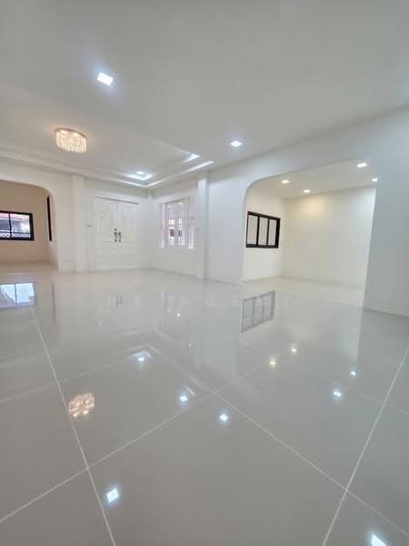 หมู่บ้านเรือนไทยเบญจรงค์, Nonthaburi, Bang Bua Thong, Nonthaburi, 3 Bedrooms, 130 sqm, Semi-Detached House (Twin House) For Sale, by NR AGENT, 500483879 - DDproperty.com