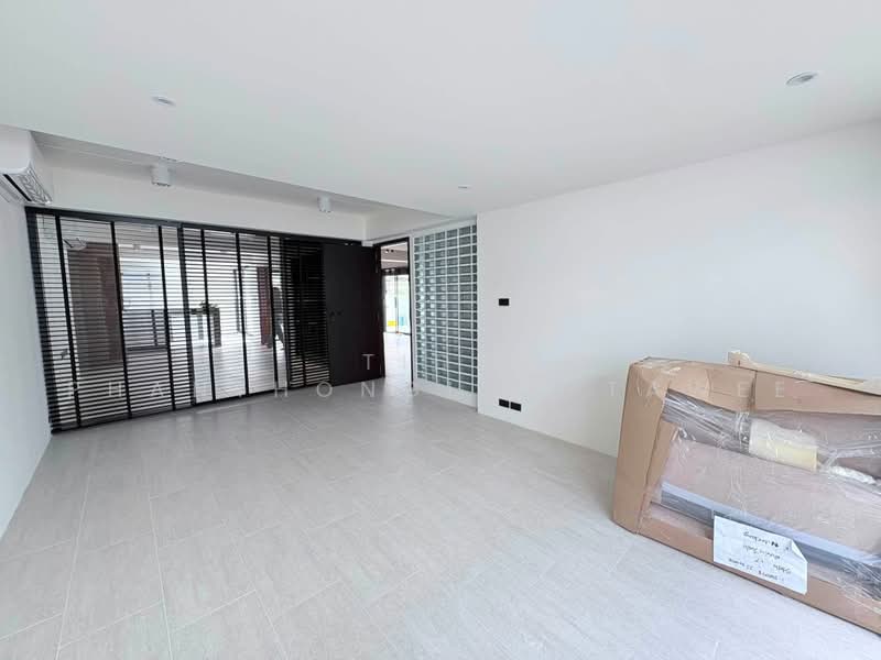 ขาย/ให้เช่า ออฟฟิศ สุขุมวิท 71 (Sukhumvit 71) 310 ตร.ม, Bangkok, Phra Kanong Nua, Watthana, Bangkok, , 310 sqm, Office Space For Rent, by Tida phanthonglarptawee, 500484419 - DDproperty.com
