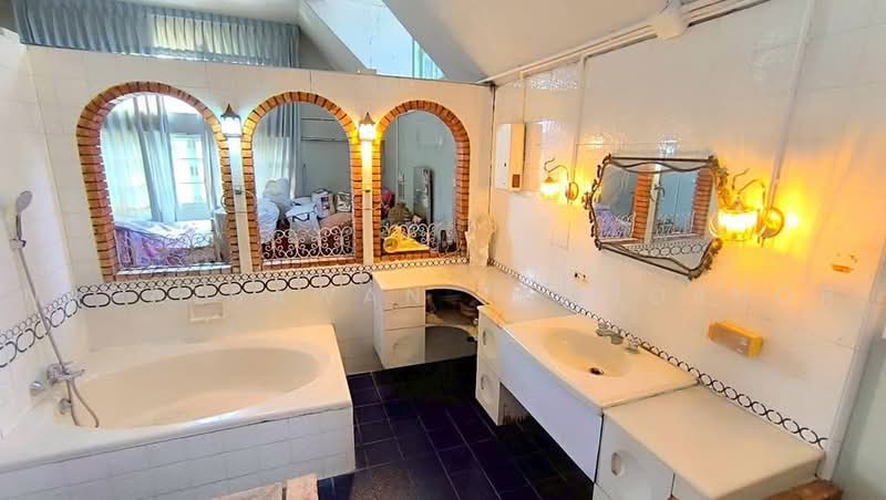 3-BR House, Bangkok, Jom Phon, Chatuchak, Bangkok, 3 Bedrooms, 204 sqm, Single Detached House For Sale, by Napatsawan Tamjorhor, 500484429 - DDproperty.com