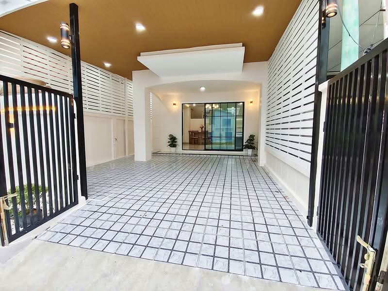 บ้านสวย หลังริม หมู่บ้าน ลุมพินี บางบัวทอง ใกล้เซ็นทรัล เวสเกต, Nonthaburi, กาญจนาภิเษก, Phimonrat, Bang Bua Thong, Nonthaburi, 3 Bedrooms, 110 sqm, Townhouse For Sale, by บุษบากร (เจี๊ยบ), 500484492 - DDproperty.com