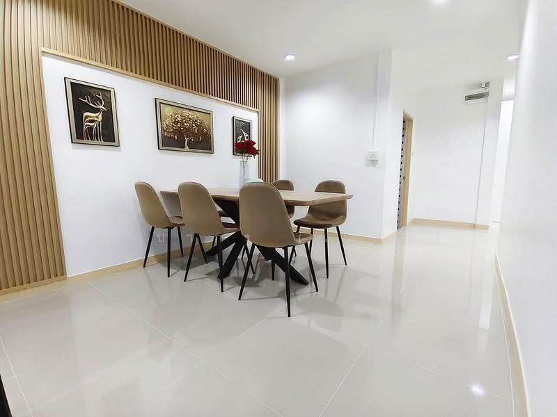 บ้านสวย 5 ห้องนอน หมู่บ้านบัวทอง 2 บางใหญ่ MRT สถานีคลองบางไผ่ อยู่หน้าหมู่บ้าน ใกล้เซ็นทรัล เวสเกต, นนทบุรี, กาญจนาภิเษก, บางรักพัฒนา, บางบัวทอง, นนทบุรี, 120 ตร.ม., ทาวน์เฮ้าส์ ขาย, โดย บุษบากร (เจี๊ยบ), 500484631 - DDproperty.com