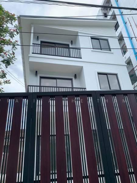 3-BR House, Bangkok, Phra Kanong Nua, Watthana, Bangkok, 3 Bedrooms, 200 sqm, Single Detached House For Rent, by Ramita Theptham, 500484690 - DDproperty.com