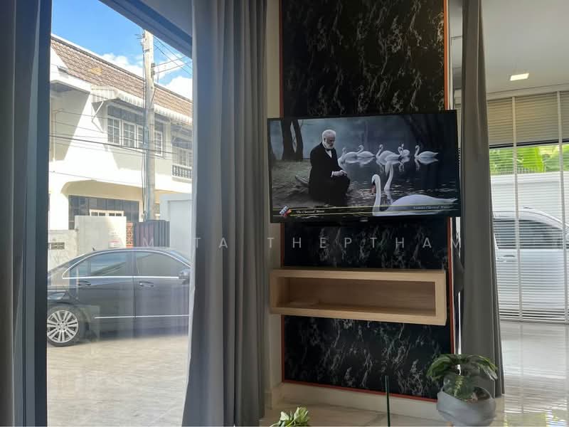 3-BR House, Bangkok, Phra Kanong Nua, Watthana, Bangkok, 3 Bedrooms, 200 sqm, Single Detached House For Rent, by Ramita Theptham, 500484690 - DDproperty.com