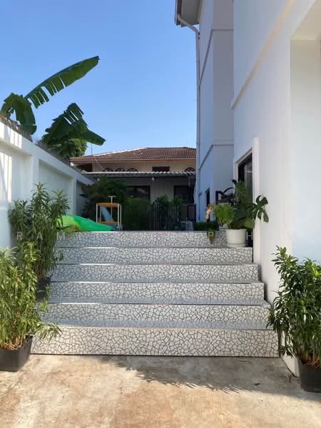 3-BR House, Bangkok, Phra Kanong Nua, Watthana, Bangkok, 3 Bedrooms, 200 sqm, Single Detached House For Rent, by Ramita Theptham, 500484690 - DDproperty.com