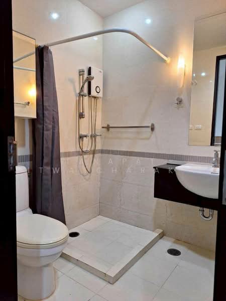 Baan Klang Krung Siam-Pathumwan, Bangkok, Petchburi Road, Thanon Phetchaburi, Ratchathewi, Bangkok, 2 Bedrooms, 67 sqm, Condo For Rent, by Tanapat Jitwatcharakomol, 500484786 - DDproperty.com