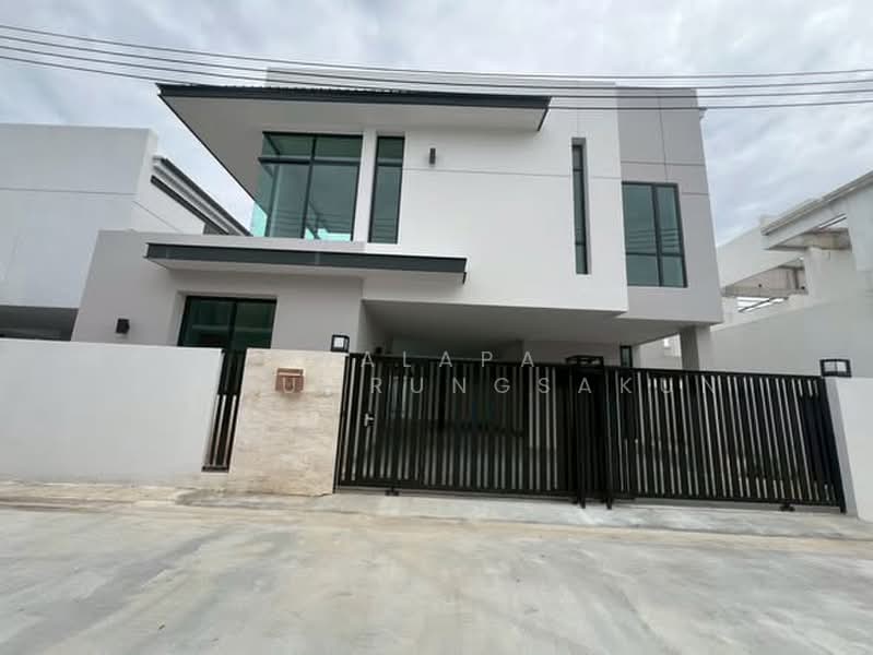 The Master Ekkamai-Ramintra, Bangkok, Soi Ramintra 39, Tha Rang, Bang Khen, Bangkok, 4 Bedrooms, 419 sqm, Single Detached House For Rent, by Walapa Jidbumrungsakun, 500484984 - DDproperty.com