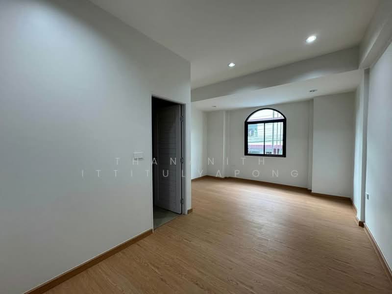3-BR Townhouse, Bangkok, Lat Phrao, Bangkok, 3 Bedrooms, 204 sqm, Townhouse For Sale, by Thananith Ittitulyapong, 500485066 - DDproperty.com