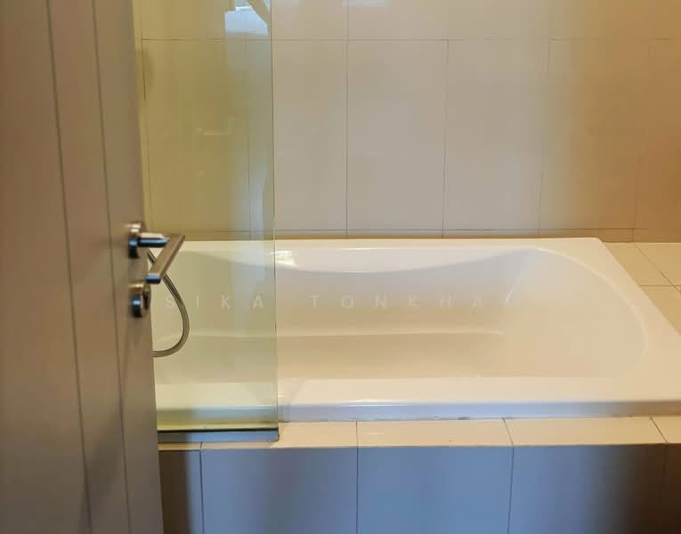 Oka Haus Sukhumvit 36, Bangkok, 3399 Rama 4 Road, Khong Tan, Khlong Toei, Bangkok, 1 Bedroom, 36 sqm, Condo For Rent, by Isika Tonkham, 500485386 - DDproperty.com