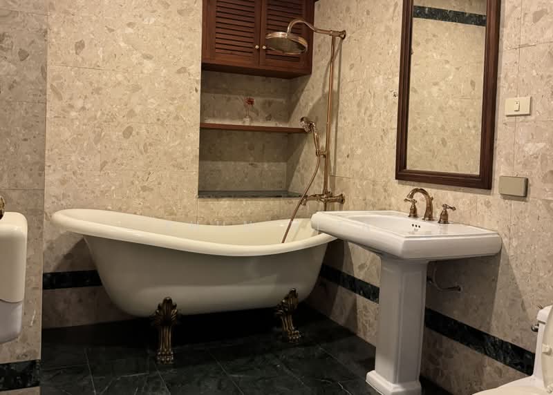 House / Phaholyothin, Bangkok, Phaya Thai, Bangkok, 4 Bedrooms, 500 sqm, Single Detached House For Rent, by Khun Nita, 500485467 - DDproperty.com