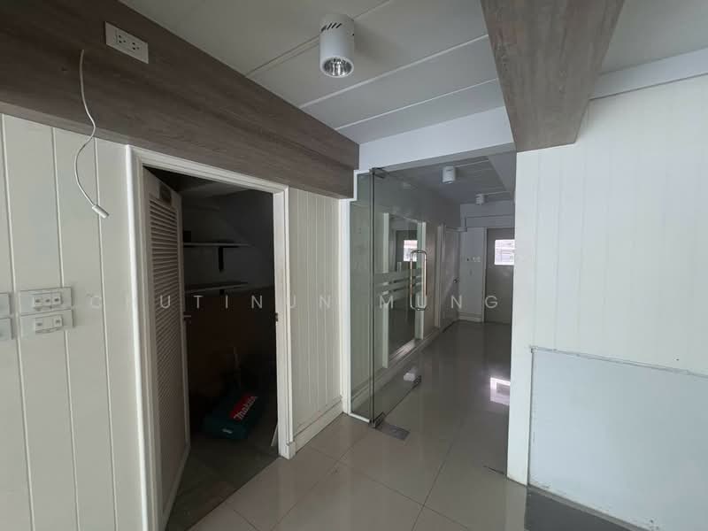 For Rent: G Floor in Silom Glass Frontage with 4 Parking, Bangkok, Suriyawong, Bang Rak, Bangkok, , 110 sqm, Retail Space For Rent, by Chutinun Mungmai, 500487055 - DDproperty.com