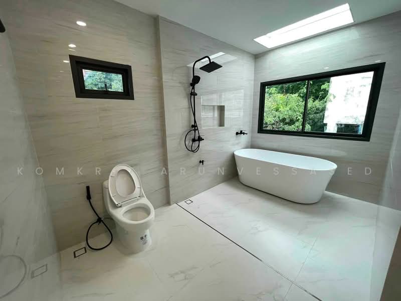 undefined, Bangkok, Lat Phrao, Bangkok, 4 Bedrooms, 320 sqm, Single Detached House For Sale, by Komkrit Arunvessased, 500487429 - DDproperty.com