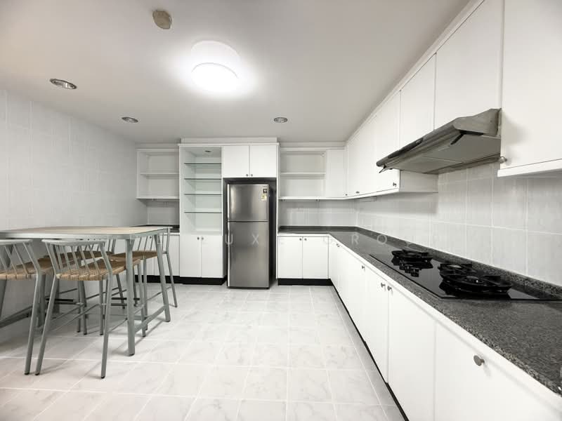Pet-Friendly Penthouse in Phromphong, Bangkok, Khlong Toei, Bangkok, 3 Bedrooms, 450 sqm, Townhouse For Rent, by The Luxe Group, 500487784 - DDproperty.com