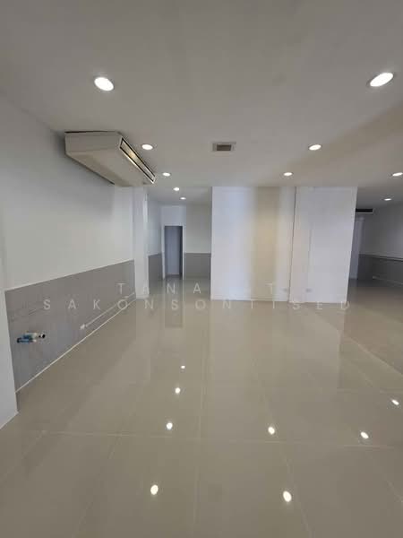 6-BR Townhouse, Bangkok, Bang Pong Pang, Yan Nawa, Bangkok, 6 Bedrooms, 365 sqm, Townhouse For Rent, by Tanapat Sakonsontised, 500488664 - DDproperty.com