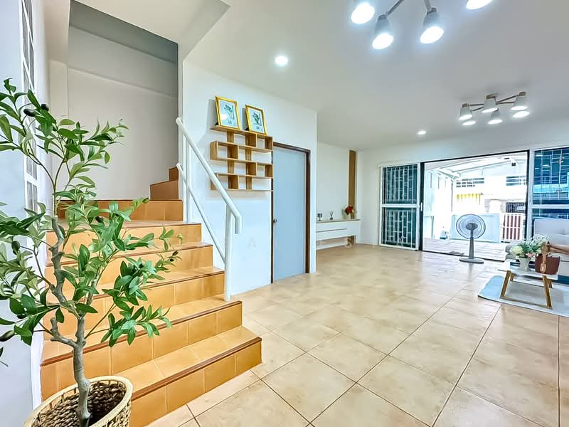 Modern 2Storey Townhouse for Sale Chaiyapruek Pattaya, Chon Buri (Pattaya), Bang Lamung, Bang Lamung (Pattaya), Chon Buri (Pattaya), 2 Bedrooms, 103 sqm, Townhouse For Sale, by PLC real estate, 500489711 - DDproperty.com