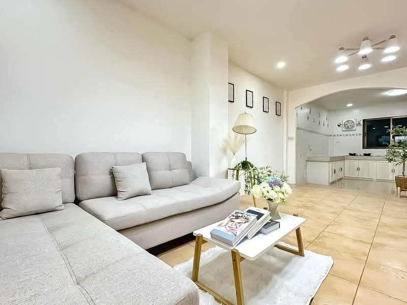 Modern 2Storey Townhouse for Sale Chaiyapruek Pattaya, Chon Buri (Pattaya), Bang Lamung, Bang Lamung (Pattaya), Chon Buri (Pattaya), 2 Bedrooms, 103 sqm, Townhouse For Sale, by PLC real estate, 500489711 - DDproperty.com