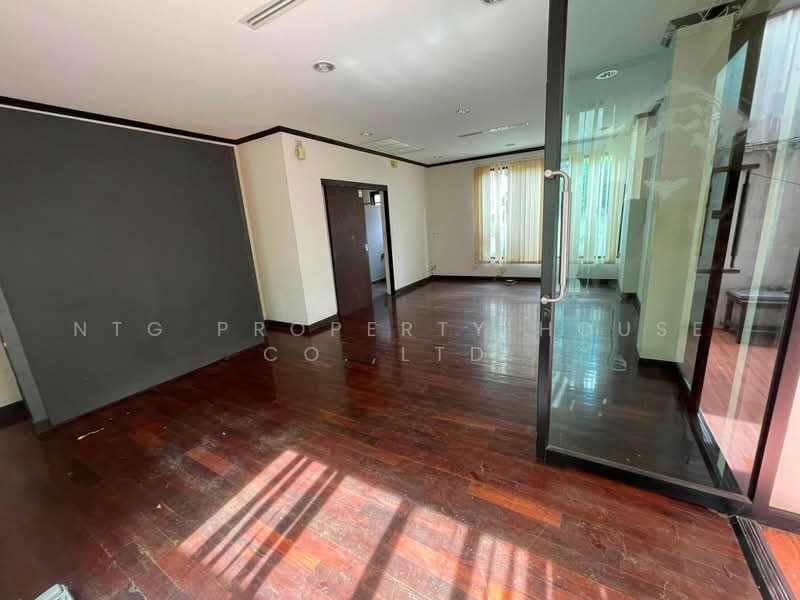 NG535 ให้เช่า อาคารสำนักงาน 3 ชั้น ลาดพร้าว 71 พร้อมใช้งานเหมาะสำหรับหลากหลายธุรกิจ ทำเลดี, Bangkok, นาคนิวาส, Lat Phrao, Bangkok, 4 Bedrooms, 270 sqm, Single Detached House For Rent, by NTG Property House Co.,Ltd., 500489864 - DDproperty.com