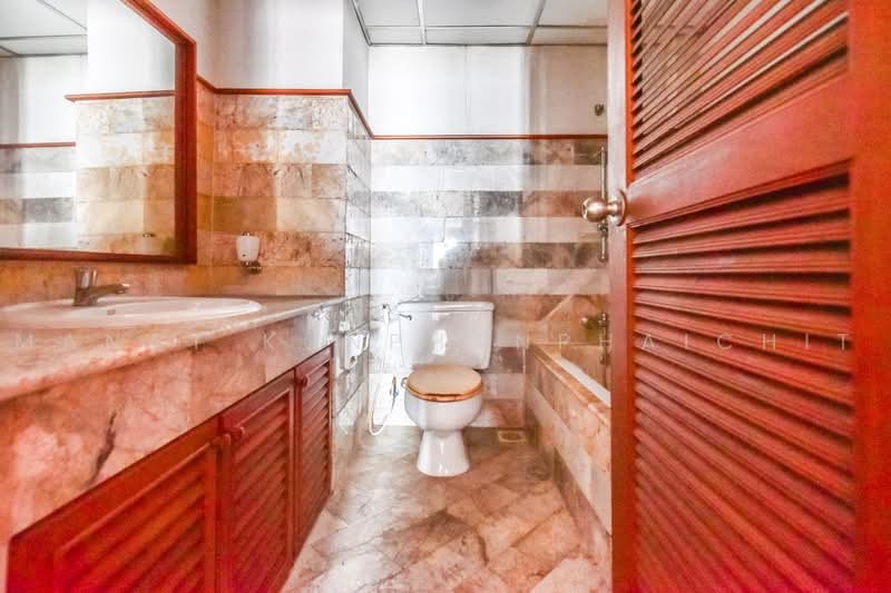 Silom Suite, Bangkok, Soi Sathorn 12, Sathorn Road, Silom, Bang Rak, Bangkok, 3 Bedrooms, 114 sqm, Condo For Sale, by Manat Kunphanphaichit, 500490163 - DDproperty.com