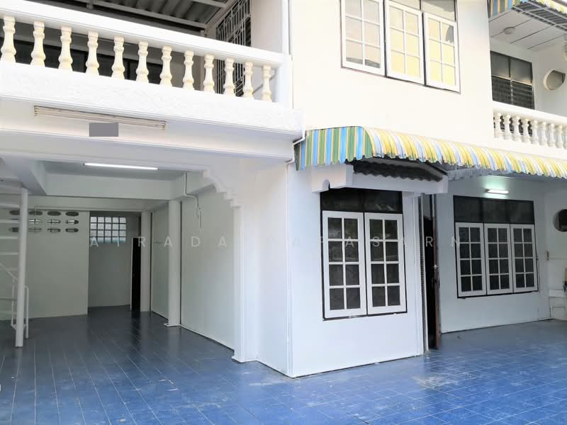 Located at Charoen Soi Inthamara 41, Bangkok, Din Daeng, Bangkok, 5 Bedrooms, 328 sqm, Townhouse For Rent, by Airada Parasarn, 500490260 - DDproperty.com