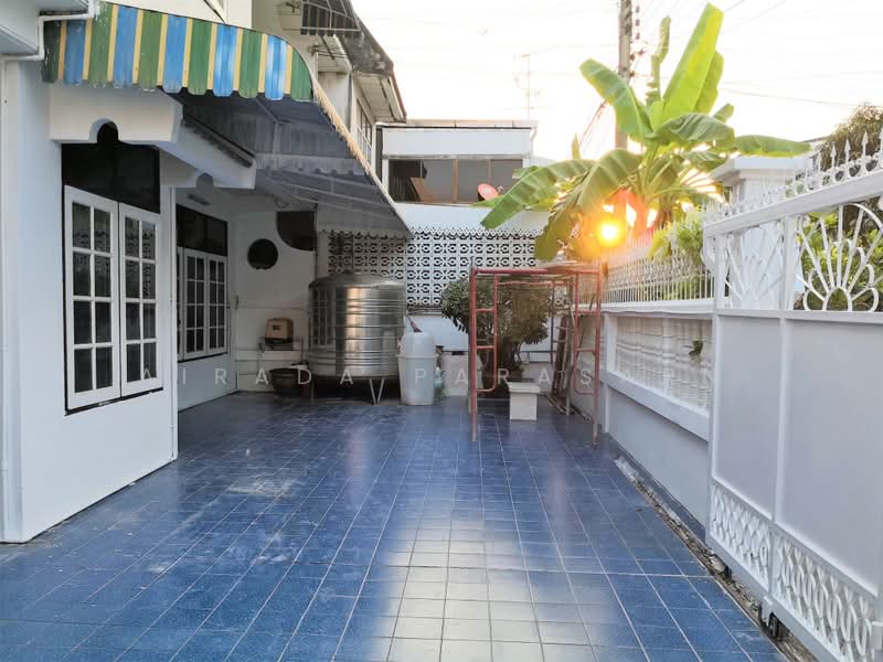 Located at Charoen Soi Inthamara 41, Bangkok, Din Daeng, Bangkok, 5 Bedrooms, 328 sqm, Townhouse For Rent, by Airada Parasarn, 500490260 - DDproperty.com