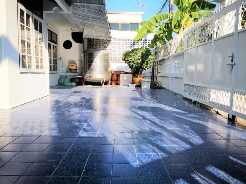 Located at Charoen Soi Inthamara 41, Bangkok, Din Daeng, Bangkok, 5 Bedrooms, 328 sqm, Townhouse For Rent, by Airada Parasarn, 500490260 - DDproperty.com