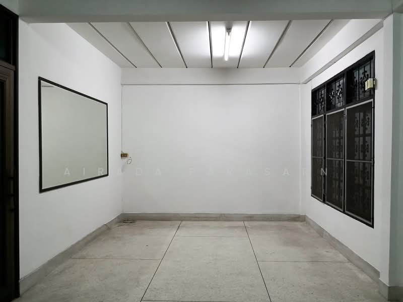 Located at Charoen Soi Inthamara 41, Bangkok, Din Daeng, Bangkok, 5 Bedrooms, 328 sqm, Townhouse For Rent, by Airada Parasarn, 500490260 - DDproperty.com
