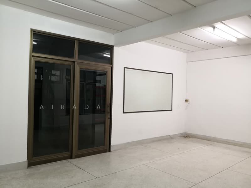 Located at Charoen Soi Inthamara 41, Bangkok, Din Daeng, Bangkok, 5 Bedrooms, 328 sqm, Townhouse For Rent, by Airada Parasarn, 500490260 - DDproperty.com