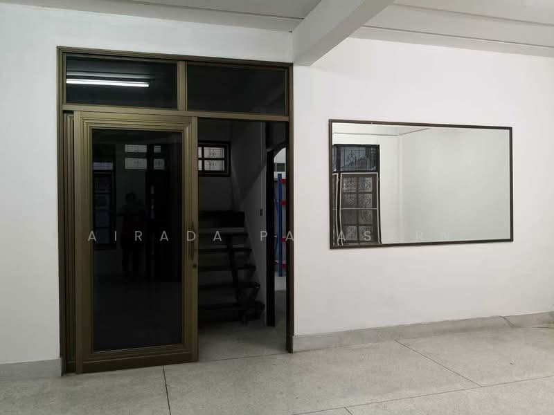 Located at Charoen Soi Inthamara 41, Bangkok, Din Daeng, Bangkok, 5 Bedrooms, 328 sqm, Townhouse For Rent, by Airada Parasarn, 500490260 - DDproperty.com