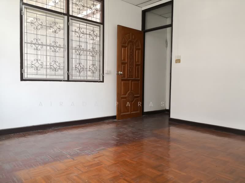 Located at Charoen Soi Inthamara 41, Bangkok, Din Daeng, Bangkok, 5 Bedrooms, 328 sqm, Townhouse For Rent, by Airada Parasarn, 500490260 - DDproperty.com